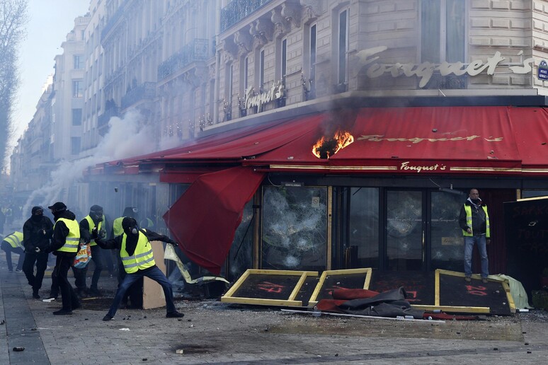 L 'assalto di sabato scorso dei Gilet gialli al ristorante Fouquet 's di Parigi © ANSA/EPA