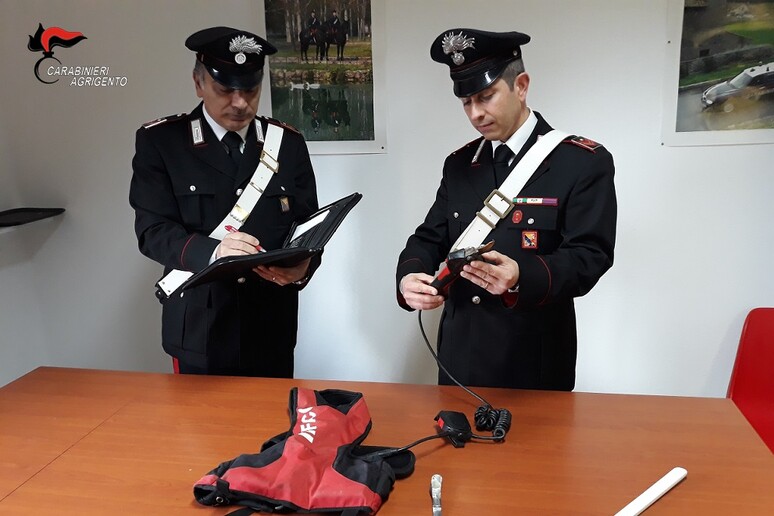 Il coltello e le forbici sequestrati dai carabinieri - RIPRODUZIONE RISERVATA