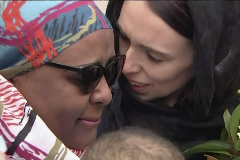 Jacinda Ardern abbraccia una parente di una vittima © ANSA/AP
