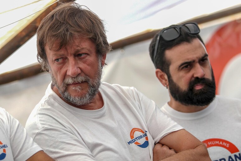 Luca Casarini in una conferenza stampa sulla nave Mare Jonio in una foto d 'archivio - RIPRODUZIONE RISERVATA