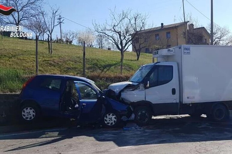 Lo schianto tra auto e furgone nel Bolognese - RIPRODUZIONE RISERVATA
