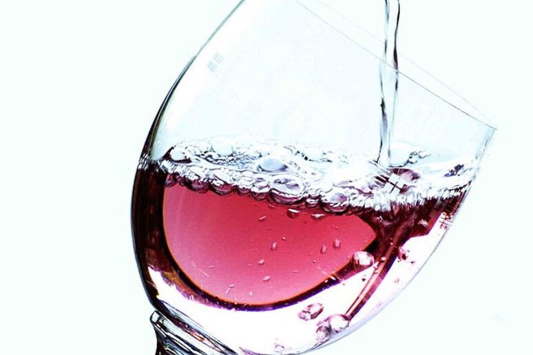 Vino rosè (fonte: Biquipedia) - RIPRODUZIONE RISERVATA