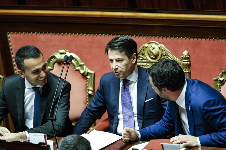 Il presidente del Consiglio Giuseppe Conte in Senato prima delle dichiarazioni programmatiche, Roma 5 giugno 2018. Al suo fianco i due vice premier Luigi Di Maio (S) e Matteo Salvini (D) - RIPRODUZIONE RISERVATA