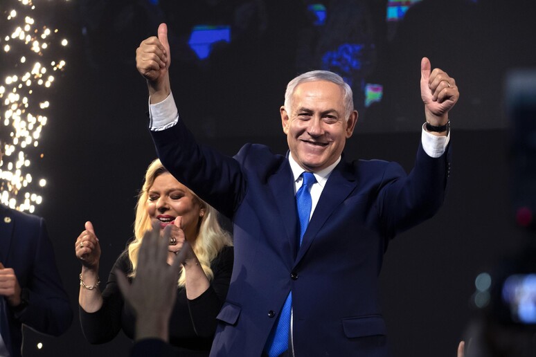 Benjamin Netanyahu and wife Sarah after election results in Tel Aviv © ANSA/EPA
