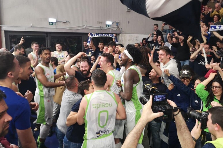 Basket: Sassari, i giocatori della Dinamo festeggiano sotto la curva - RIPRODUZIONE RISERVATA