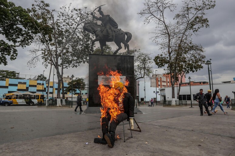 Celebration of the burning of Judas with dolls of Venezuelan politicians © ANSA/EPA