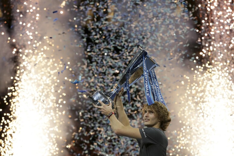 Alexander Zverev con il trofeo lo scorso anno a Londra - RIPRODUZIONE RISERVATA