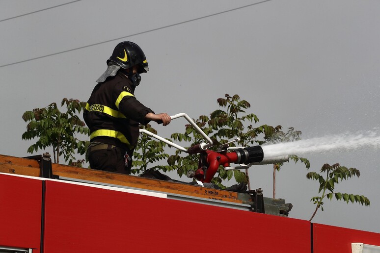 Pompieri in azione su un rogo - RIPRODUZIONE RISERVATA