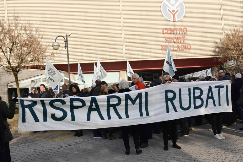 La protesta all 'esterno del Centro sportivo Palladio, Vicenza 9 febbraio 2019 - RIPRODUZIONE RISERVATA
