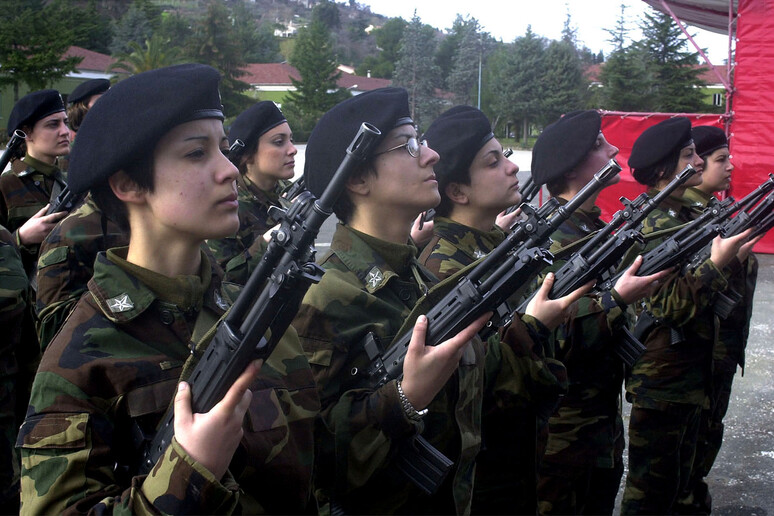 Donne soldato in addestramento  (archivio) - RIPRODUZIONE RISERVATA