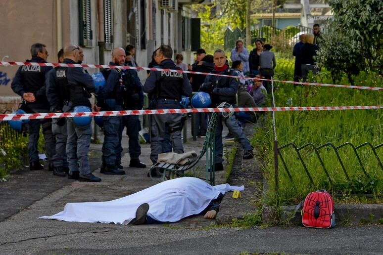La scena dell 'omicidio al rione Villa a Napoli. Accanto al corpo della vittima uno zainetto del nipotino - RIPRODUZIONE RISERVATA