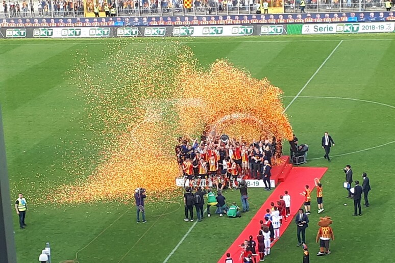 Il Lecce festeggia la promozione in serie A. Foto di Antonio Donno - RIPRODUZIONE RISERVATA