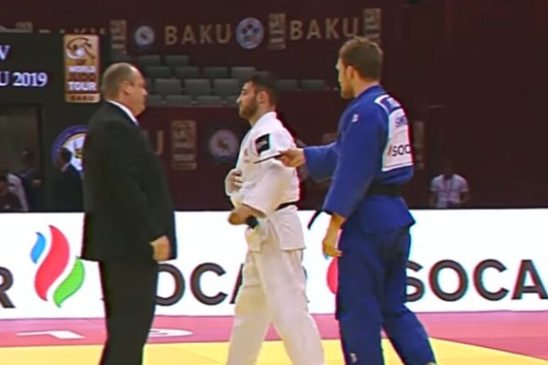 Judo: portoghese in gara con cellulare in kimono, squalificato (Frame da Youtube) - RIPRODUZIONE RISERVATA