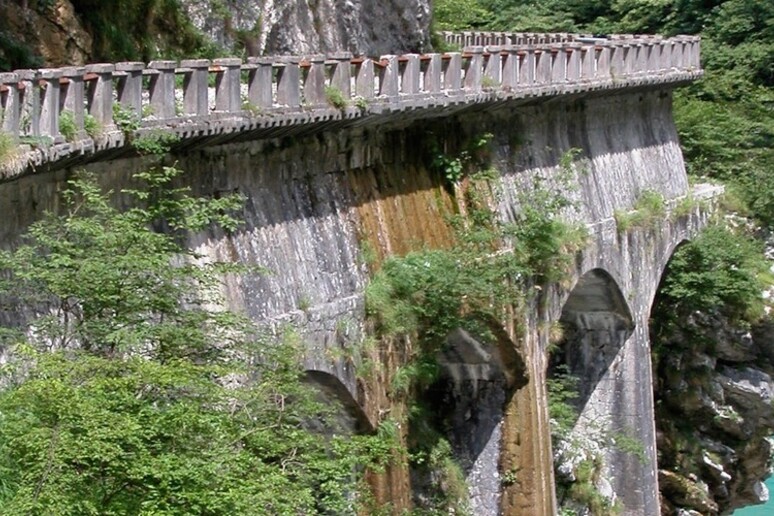 La strada sulla Forra del Cellina - foto Parco Dolomiti Friulane - RIPRODUZIONE RISERVATA