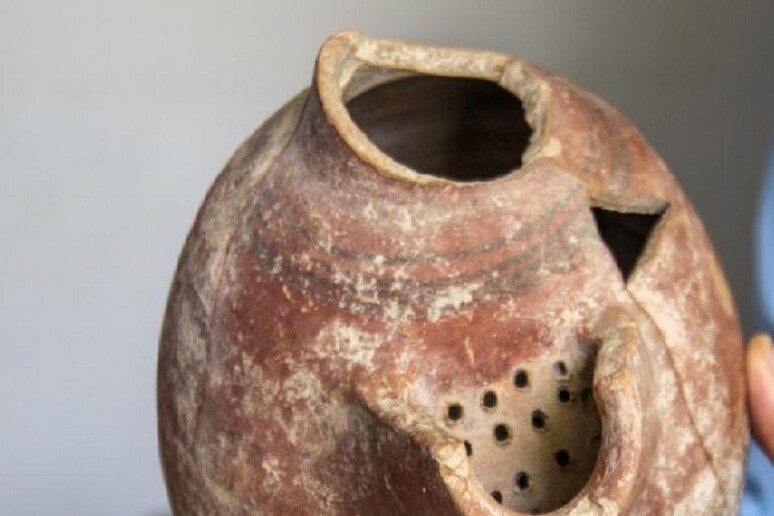 Uno dei contenitori in cui sono state scoperte le tracce di lievito di 5.000 anni fa (fonte: Yaniv Berman/Israel Antiquities Authority) - RIPRODUZIONE RISERVATA