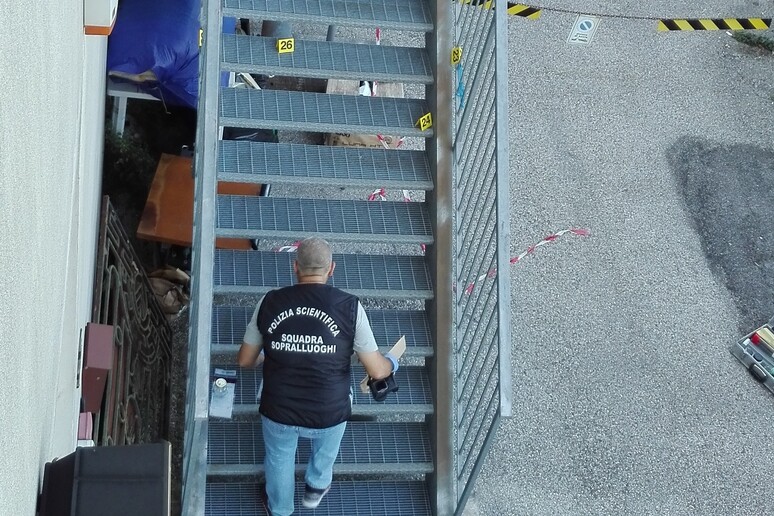 Artificieri e uomini della polizia scientifica impegnati nei rilievi sulla scala esterna alla sede della Lega a Treviso - RIPRODUZIONE RISERVATA