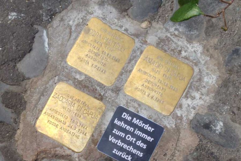 Nuovo atto vandalico sulle pietre d 'inciampo a Roma - RIPRODUZIONE RISERVATA
