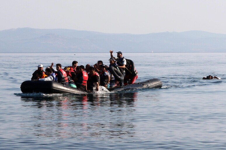 Imbarcazione con migranti a bordo. Immagine d 'archivio - RIPRODUZIONE RISERVATA