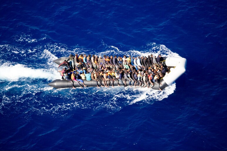 La foto del gommone alla deriva al largo della Libia - RIPRODUZIONE RISERVATA
