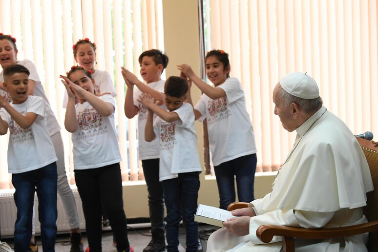 Papa Francesco al campo profughi di Sofia, l 'abbraccio con i bambini - RIPRODUZIONE RISERVATA
