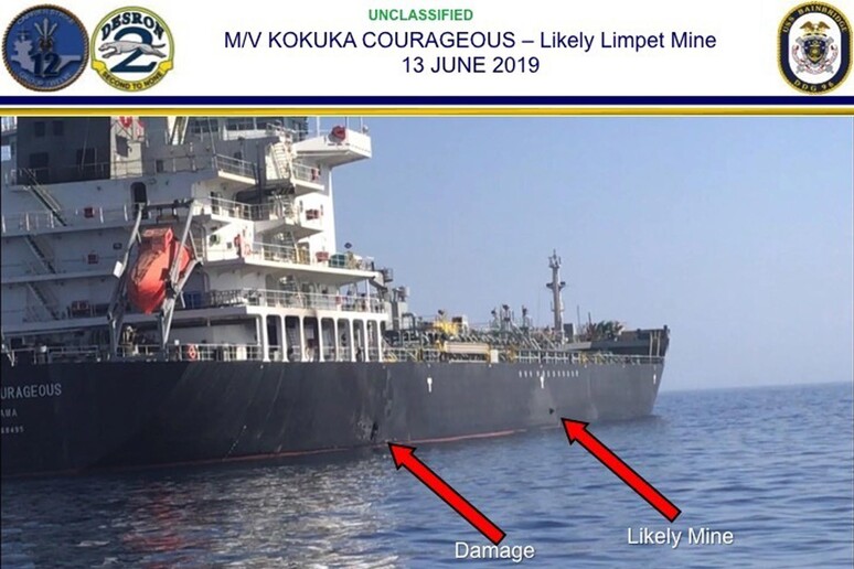 Immagine fornita dal Comando Centrale degli Stati Uniti mostra i danni provocati da un 'esplosione e una mina sullo scafo della nave © ANSA/EPA