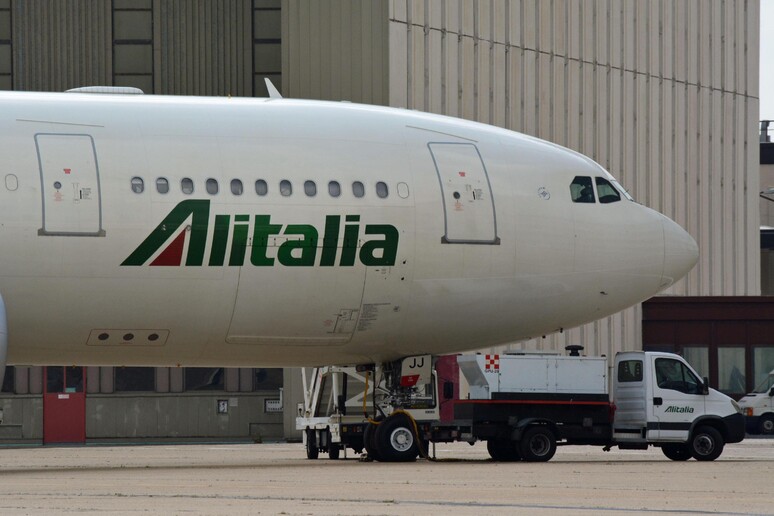 Un aereo della compagnia Alitalia - RIPRODUZIONE RISERVATA