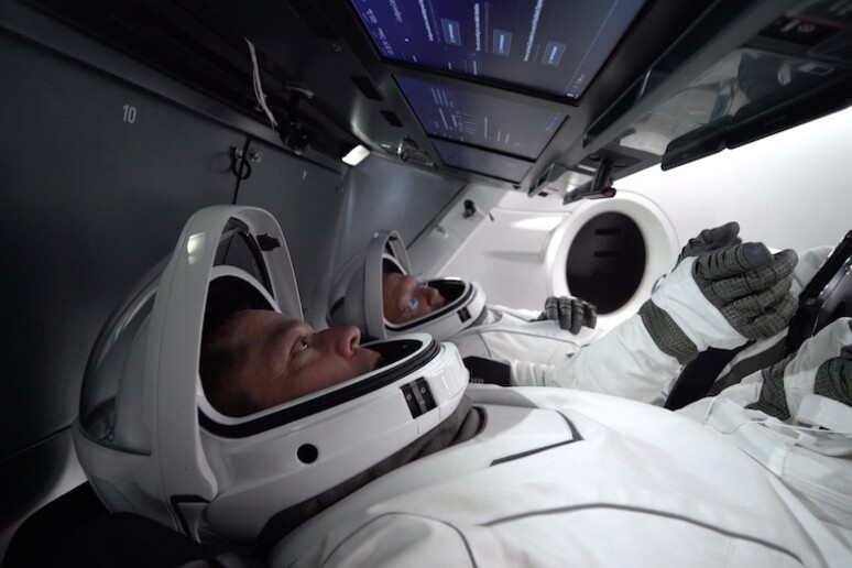 Gli astronauti della Nasa  Bob Behnken e  Doug Hurley mentre si allenano nel simulatore al volo sulla capsula  Crew Dragon (fonte: SpaceX/NASA) - RIPRODUZIONE RISERVATA
