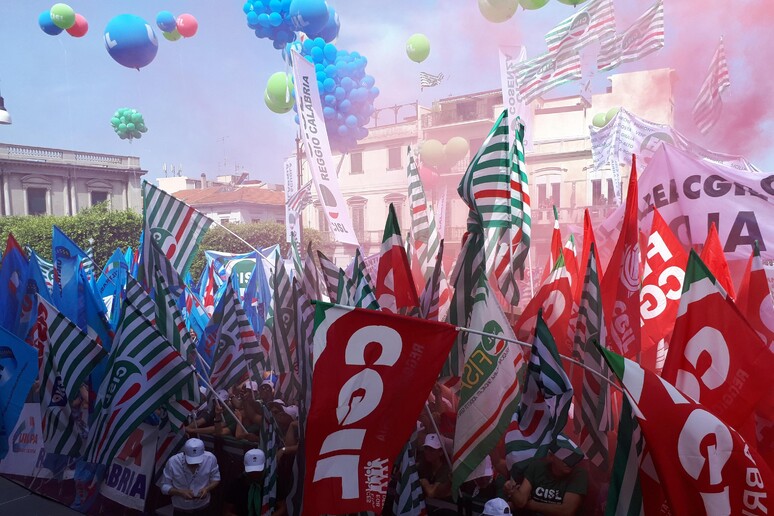 Il corteo della manifestazione nazionale  'Ripartiamo dal Sud per unire il Paese ' organizzata da Cgil, Cisl e Uil a Reggio Calabria, 22 giugno 2019 - RIPRODUZIONE RISERVATA