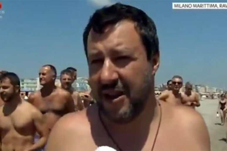 Salvini intervistato da Sky sulla spiaggia a Milano Marittima - RIPRODUZIONE RISERVATA