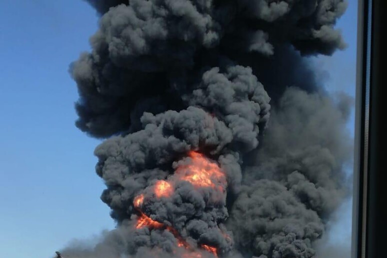 Incendio nella zona industriale di Tortolì - RIPRODUZIONE RISERVATA