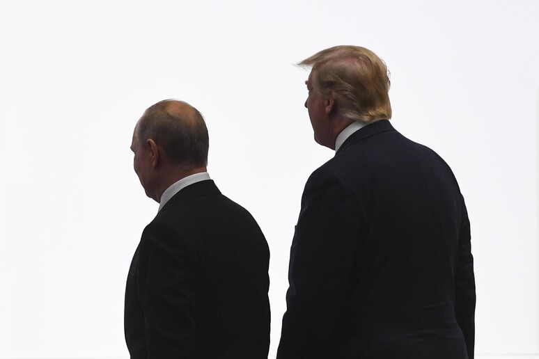 Donald Trump (d) e Vladimir Putin, archivio © ANSA/EPA