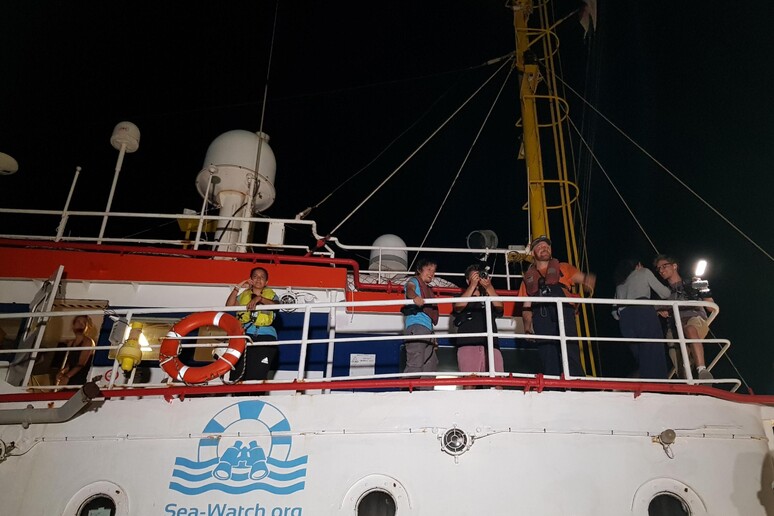 Sea Watch entra in porto Lampedusa - RIPRODUZIONE RISERVATA