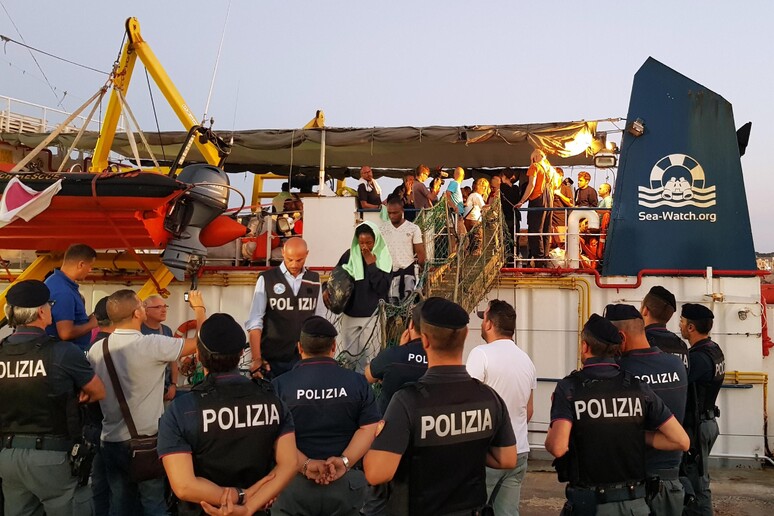 Lo sbarco dei migranti a Lampedusa - RIPRODUZIONE RISERVATA