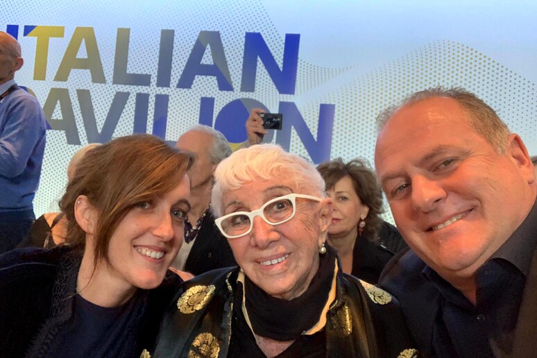 Lina Wertmuller con la figlia Maria e Pascal Vicedomini al festival di Cannes 2019 - RIPRODUZIONE RISERVATA
