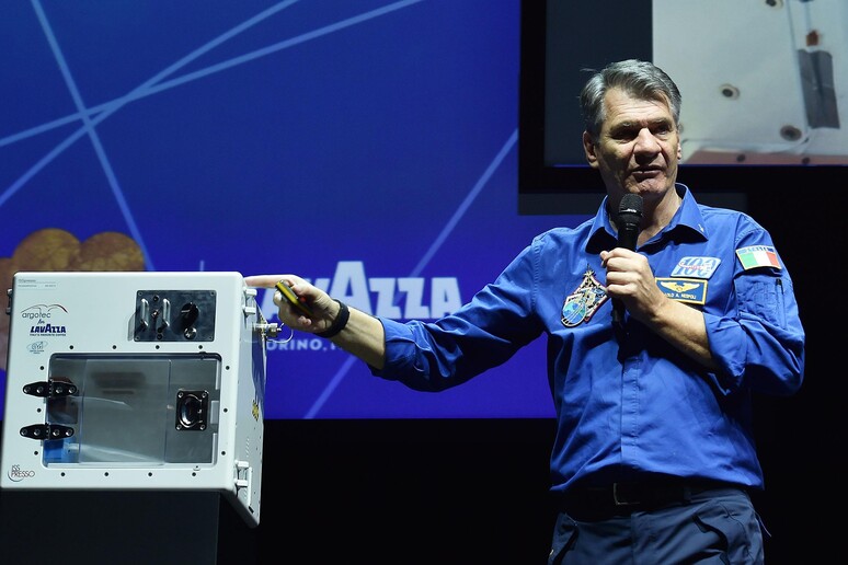 L 'astronauta Paolo Nespoli durante l 'evento  'Oltre la gravità ' presso la Nuvola Lavazza - RIPRODUZIONE RISERVATA