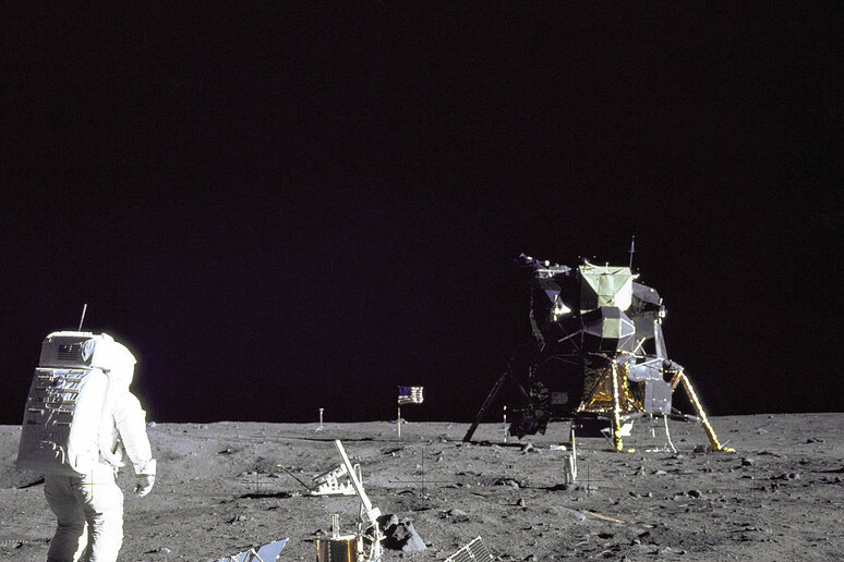 Buzz Aldrin sul suolo lunare, vicino a  materiali per gli esperimenti e sullo sfondo il modulo dell 'allunaggio (fonte: NASA) - RIPRODUZIONE RISERVATA