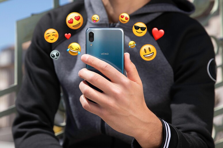 WhatsApp, le Reazioni sono ora possibili con tutti gli emoji - RIPRODUZIONE RISERVATA