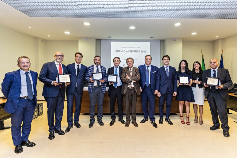 I vincitori della seconda edizione del Premio Antitrust con la commissione giudicatrice. Al centro il Presidente Roberto Rustichelli e alla sua sinistra il Componente, Prof. Ainis - RIPRODUZIONE RISERVATA