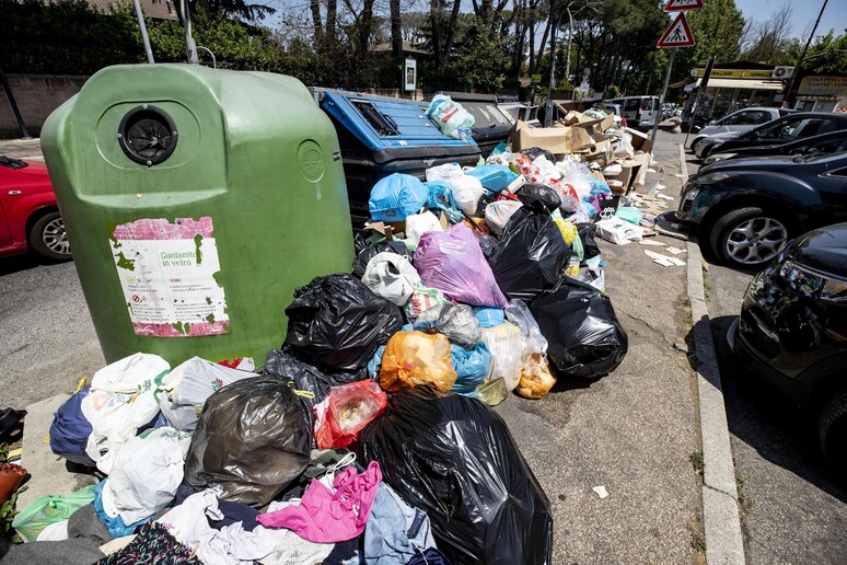 Accumulo di rifiuti in via Cassia (20 giugno) - RIPRODUZIONE RISERVATA