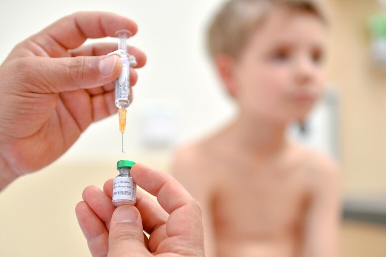 Vaccini: 3 reazioni gravi su 100mila dosi,  'sono sicuri ' © ANSA/EPA