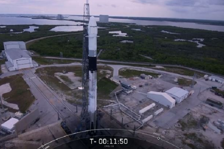 Il Falcon 9 con la capsula Dragon nella base di Cape Canaveral (fonte: SpaceX) - RIPRODUZIONE RISERVATA