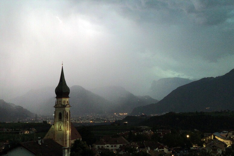 Una veduta della conca di Bolzano dopo un violento temporale (archivio) - RIPRODUZIONE RISERVATA