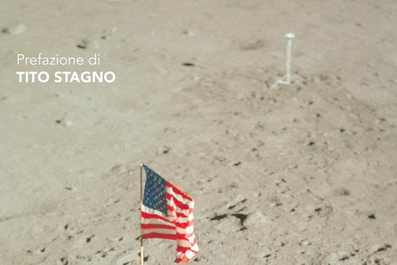 La copertina di Dalla terra alla luna di Renato Cantore - RIPRODUZIONE RISERVATA