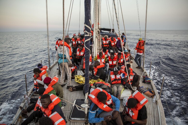 Una immagine della barca Alex della ong Mediterranea che nei giorni scorsi ha soccorso un gommone in mare © ANSA/AP