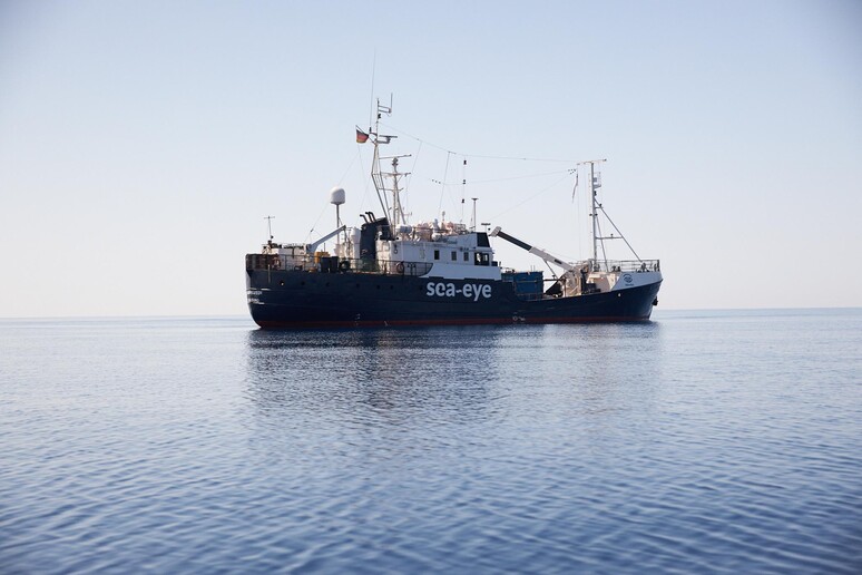 La nave Alan Kurdi a sud di Lampedusa © ANSA/EPA