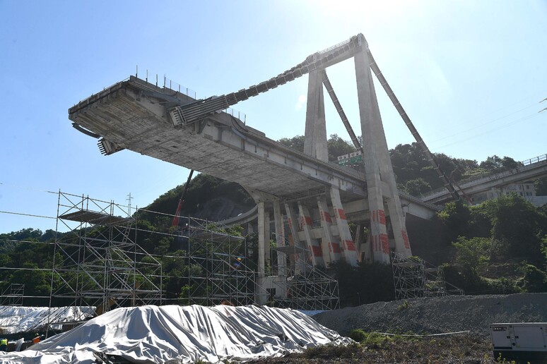 Il moncone est di ponte Morandi a Genova, in una immagine del 20 giugno 2019 - RIPRODUZIONE RISERVATA
