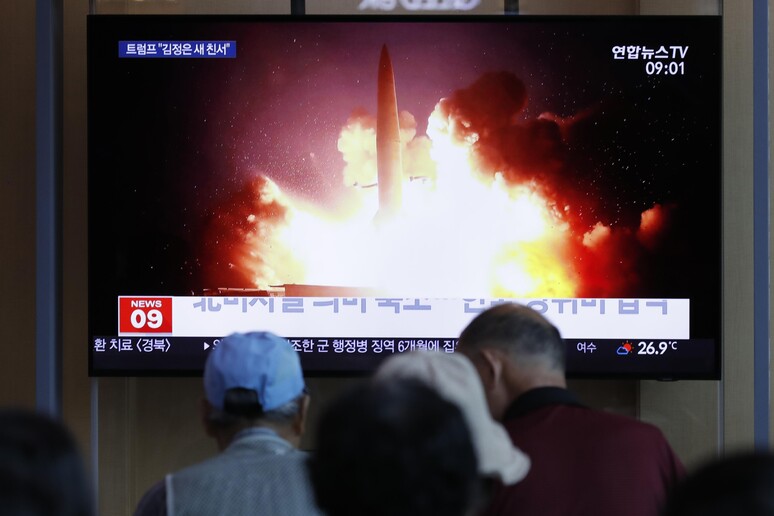Corea Nord lancia altri due missili in mare,media Seul © ANSA/AP