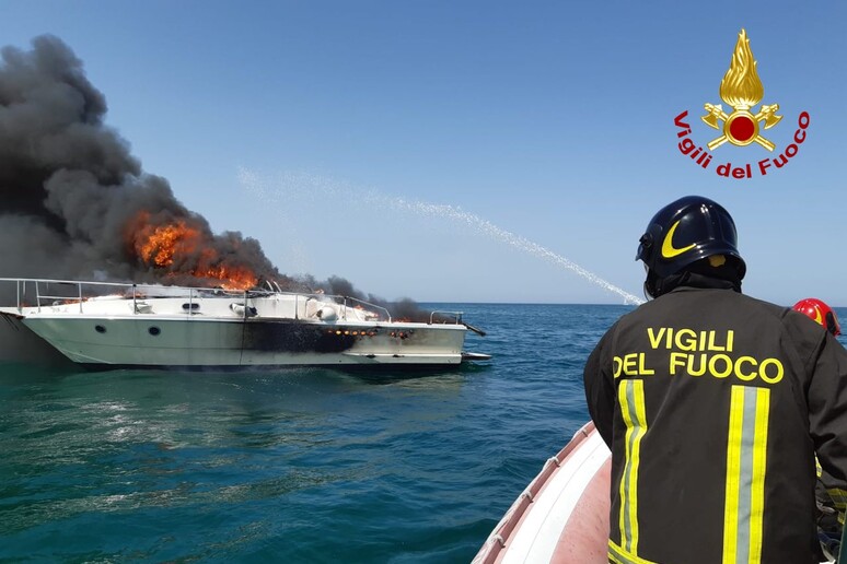 Imbarcazione in fiamme in mezzo al mare ad Ancona - RIPRODUZIONE RISERVATA