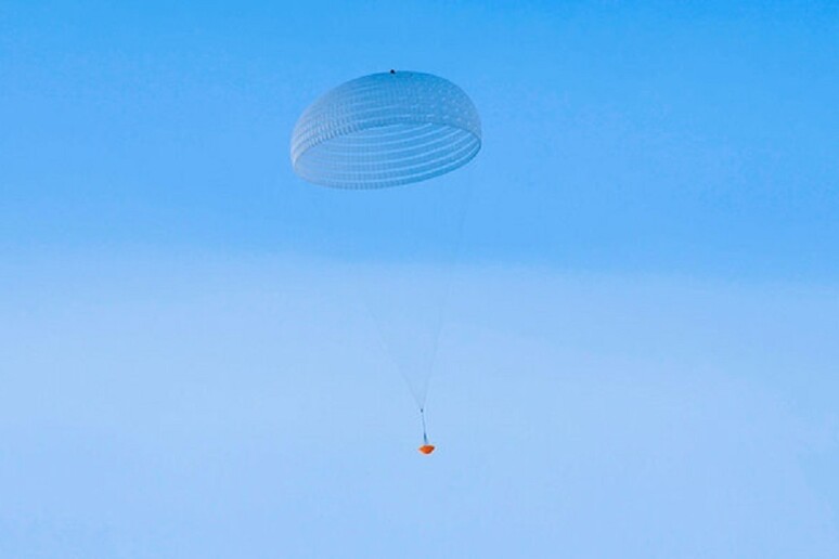 L’apertura del paracadute da 35 metri durante un test a bassa quota (fonte: ESA/I.Barel) - RIPRODUZIONE RISERVATA