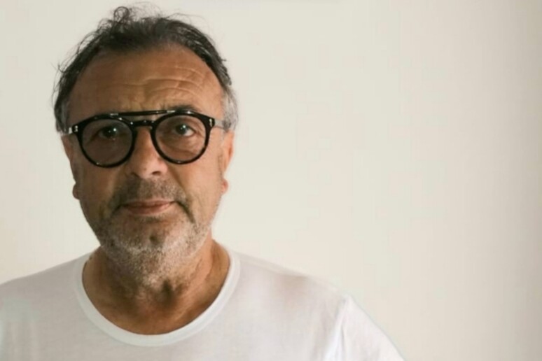 Il sindaco di Lampedusa Totò Martello con la t shirt - RIPRODUZIONE RISERVATA